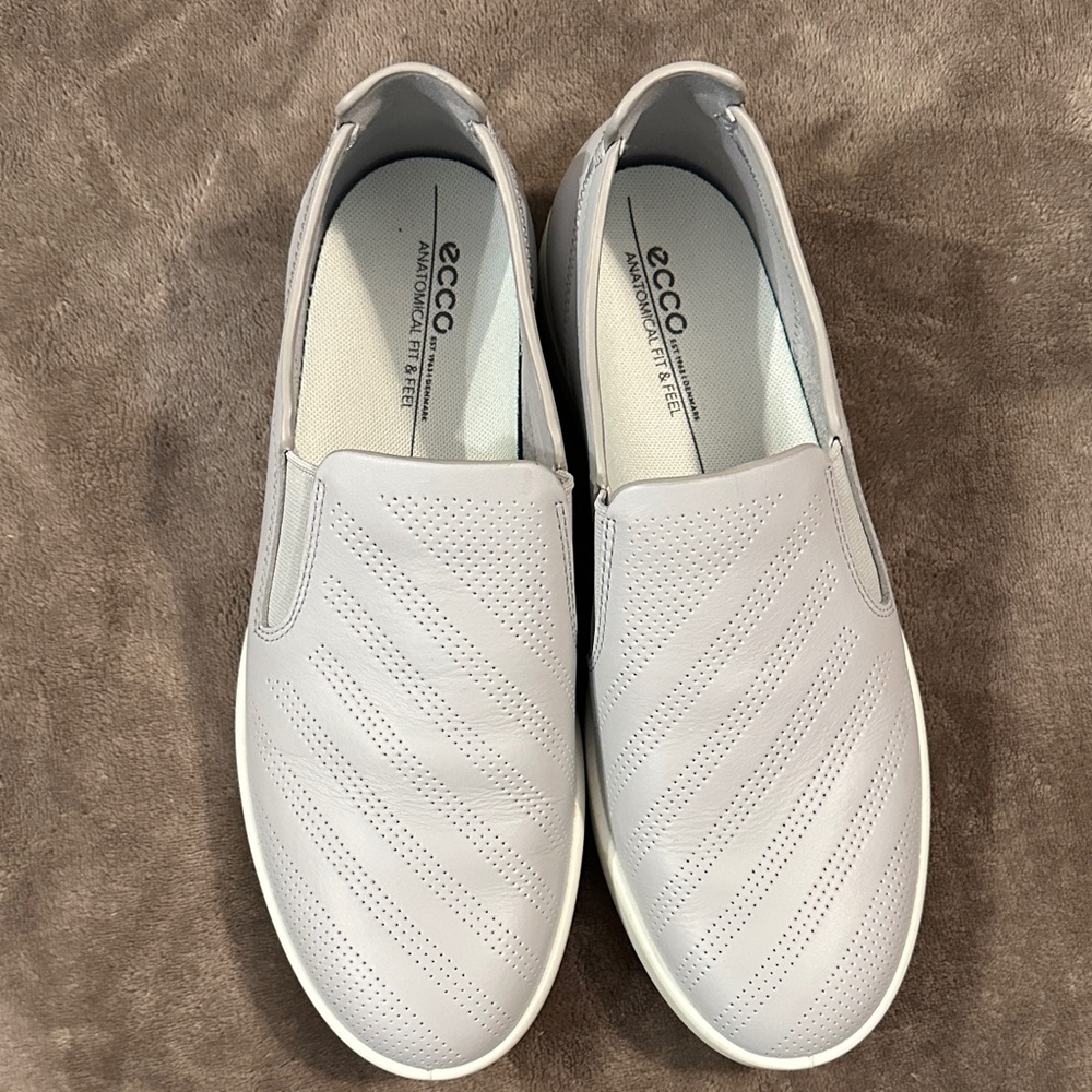 🔥 ECCO  Womens Gray Slip-On Shoes 7.5 US 👟 Like New